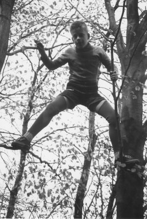 5 – 1957 im Baum