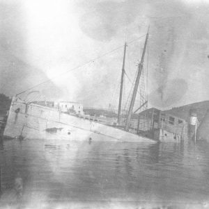 von englischen U-Booten torpedierter Dampfer im Hafen von Erdek am Marmarameer