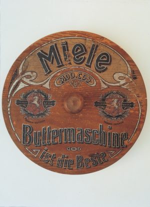1901 Deckel einer Miele Buttermaschine