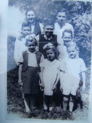 Oma Emma mit ihren sieben Kinder
