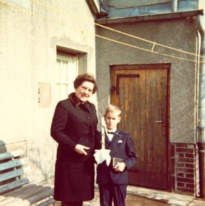 Junge mit Großmutter