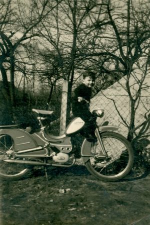 Junge mit Motorrad