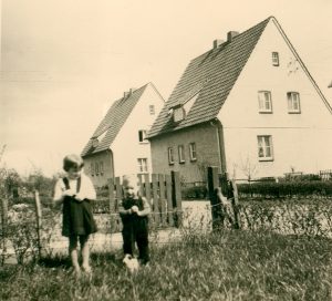Kinder vor dem Haus