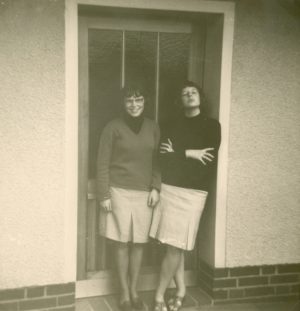 Schwestern vor der Tür
